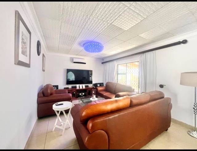 3 BEDROOM HOUSE FOR SALE IN BISLEY